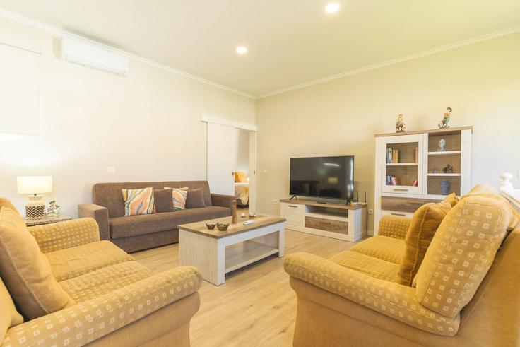 Building Caminho Novo da Graça - atlantic-holiday - 1506885 adresindeki bir dairede modern mobilyalarla zarif bir şekilde tasarlanmış oturma odası Machico, Machico