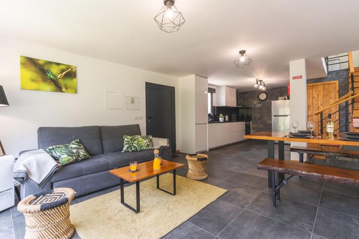 Sala de estar elegantemente projetada com móveis modernos em um apartamento no Building Lanço - atlantic-holiday - 1506929 em São Vicente, Sao Vicente Sala de estar elegantemente projetada com móveis modernos em um apartamento no Building Lanço - atlantic-holiday - 1506929 em São Vicente, Sao Vicente