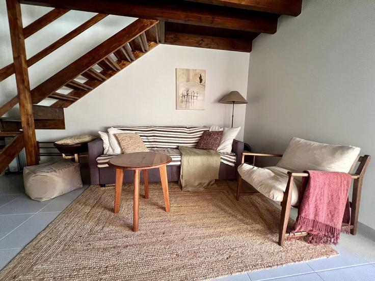 Sala de estar elegantemente projetada com móveis modernos em um apartamento no Building Rua da Bica - atlantic-holiday - 1506943 em São Vicente, São Vicente Sala de estar elegantemente projetada com móveis modernos em um apartamento no Building Rua da Bica - atlantic-holiday - 1506943 em São Vicente, São Vicente
