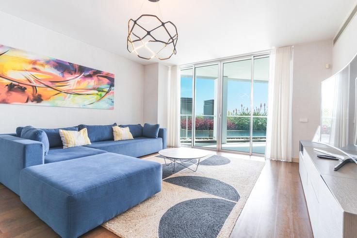 Elegante sala de estar con mobiliario moderno en un apartamento en Building Estrada Monumental - atlantic-holiday - 1506981 en São Martinho, Funchal Elegante sala de estar con mobiliario moderno en un apartamento en Building Estrada Monumental - atlantic-holiday - 1506981 en São Martinho, Funchal