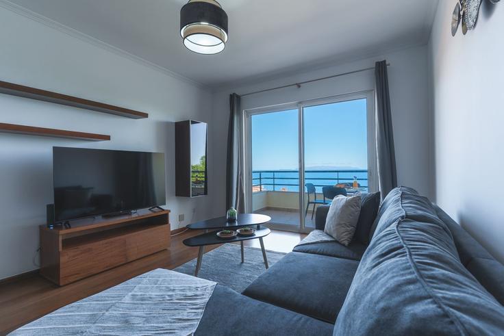 Building Estrada Avelino Pinto - atlantic-holiday - 1506948 adresindeki bir dairede modern mobilyalarla zarif bir şekilde tasarlanmış oturma odası Caniço, Caniço Building Estrada Avelino Pinto - atlantic-holiday - 1506948 adresindeki bir dairede modern mobilyalarla zarif bir şekilde tasarlanmış oturma odası Caniço, Caniço