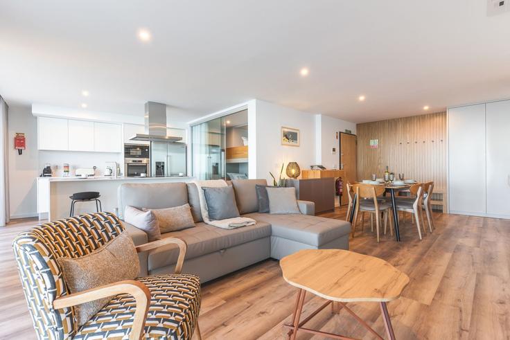 Building Estrada de Santa Clara - atlantic-holiday - 1506994 adresindeki bir dairede modern mobilyalarla zarif bir şekilde tasarlanmış oturma odası Câmara de Lobos, Câmara de Lobos Building Estrada de Santa Clara - atlantic-holiday - 1506994 adresindeki bir dairede modern mobilyalarla zarif bir şekilde tasarlanmış oturma odası Câmara de Lobos, Câmara de Lobos