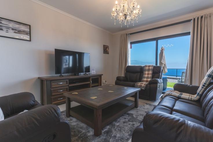 Sala de estar elegantemente projetada com móveis modernos em um apartamento no Building Estrada Santo António da Serra - atlantic-holiday - 1506955 em Santa Cruz, Santa Cruz