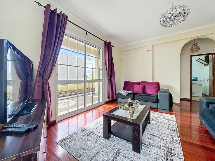 Sala de estar elegantemente projetada com móveis modernos em um apartamento no Building Rua Doutor José Clemente Tavares - atlantic-holiday - 1506985 em Gaula, Gaula Sala de estar elegantemente projetada com móveis modernos em um apartamento no Building Rua Doutor José Clemente Tavares - atlantic-holiday - 1506985 em Gaula, Gaula