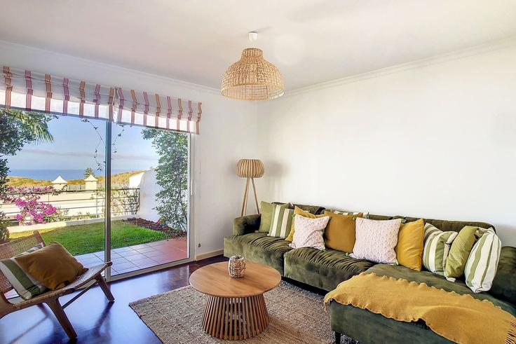 Building Travessa Eugénio Brandão de Melo - atlantic-holiday - 1506988 adresindeki bir dairede modern mobilyalarla zarif bir şekilde tasarlanmış oturma odası Caniço, Caniço Building Travessa Eugénio Brandão de Melo - atlantic-holiday - 1506988 adresindeki bir dairede modern mobilyalarla zarif bir şekilde tasarlanmış oturma odası Caniço, Caniço