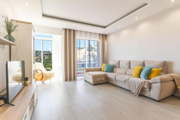 Building Primeira Travessa da Olaria - atlantic-holiday - 1506993 adresindeki bir dairede modern mobilyalarla zarif bir şekilde tasarlanmış oturma odası Caniço, Caniço Building Primeira Travessa da Olaria - atlantic-holiday - 1506993 adresindeki bir dairede modern mobilyalarla zarif bir şekilde tasarlanmış oturma odası Caniço, Caniço