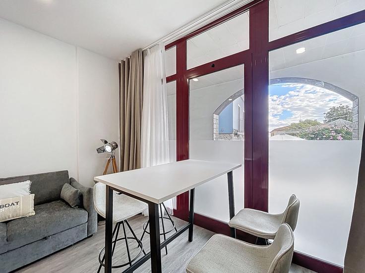 Building Rua da Ponte Nova - atlantic-holiday - 1507008 adresindeki bir dairede modern mobilyalarla zarif bir şekilde tasarlanmış oturma odası Santa Cruz, Santa Cruz