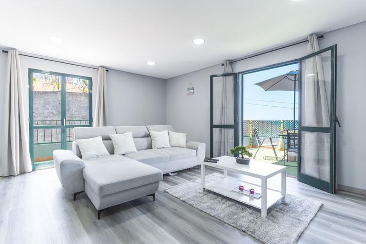 Elegante sala de estar con mobiliario moderno en un apartamento en Building Estrada da Calheta - atlantic-holiday - 1507010 en Calheta, Calheta