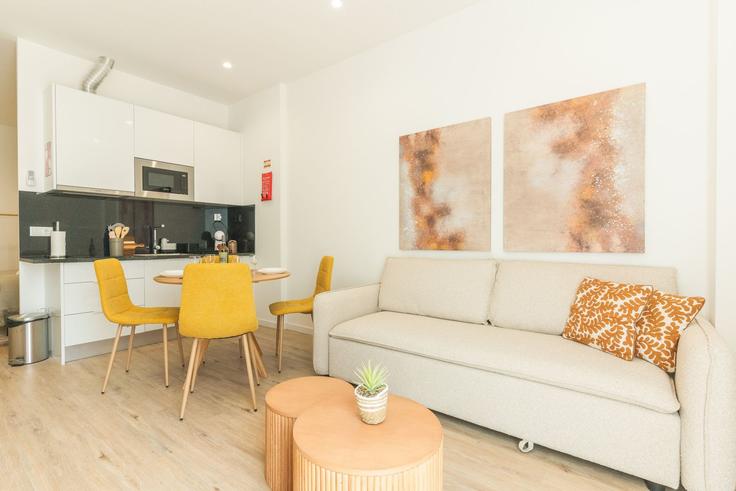 Elegante sala de estar con mobiliario moderno en un apartamento en Building Rua Sidónio Serôdio - atlantic-holiday - 1638000 en Caniço, Caniço Elegante sala de estar con mobiliario moderno en un apartamento en Building Rua Sidónio Serôdio - atlantic-holiday - 1638000 en Caniço, Caniço