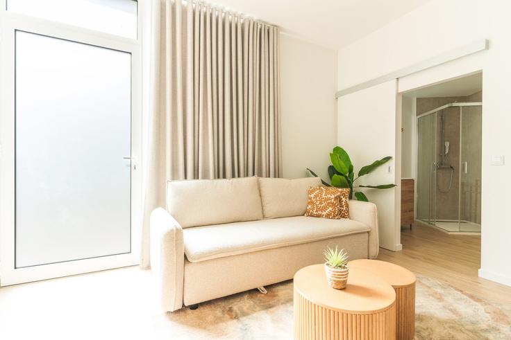 Salle de séjour élégante avec mobilier moderne dans un appartement à Building Rua Sidónio Serôdio - atlantic-holiday - 1638004 à Caniço, Caniço Salle de séjour élégante avec mobilier moderne dans un appartement à Building Rua Sidónio Serôdio - atlantic-holiday - 1638004 à Caniço, Caniço