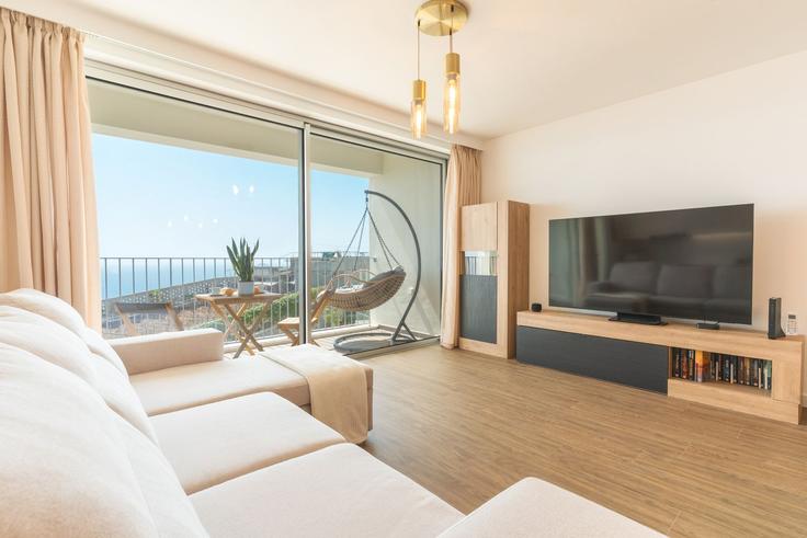Elegante sala de estar con mobiliario moderno en un apartamento en Building Estrada de Santa Clara - atlantic-holiday - 1633255 en Câmara de Lobos, Câmara de Lobos