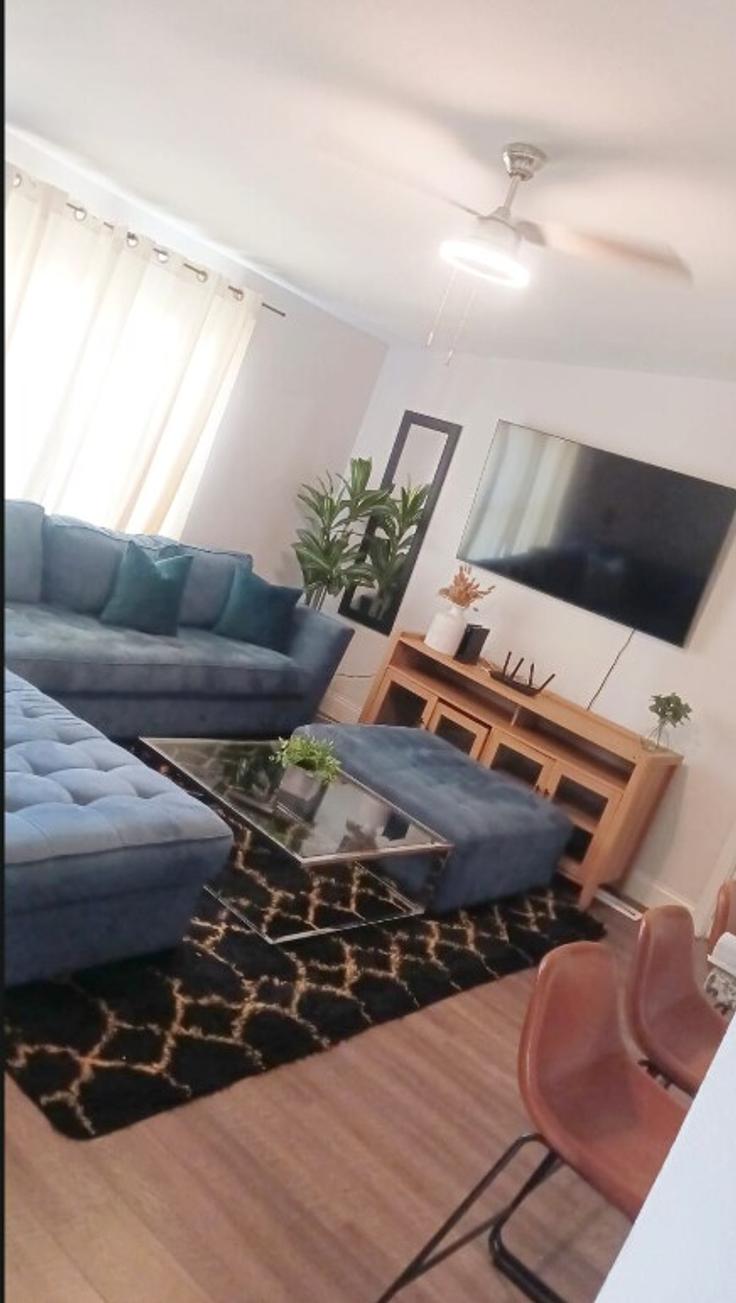 Elegant gestaltetes Wohnzimmer mit moderner Einrichtung in einer Wohnung im Building Little Leaf Court East - atossa-rentals - 1620945 in Fort Worth, Fort Worth Elegant gestaltetes Wohnzimmer mit moderner Einrichtung in einer Wohnung im Building Little Leaf Court East - atossa-rentals - 1620945 in Fort Worth, Fort Worth
