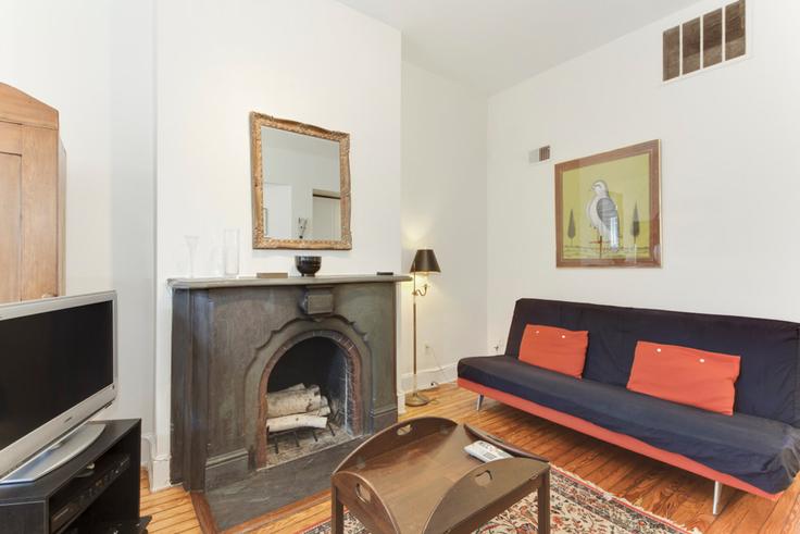 Elegante sala de estar con mobiliario moderno en un apartamento en Building R Street Northwest - attache-corporate-housing - 1587676 en Washington, Washington