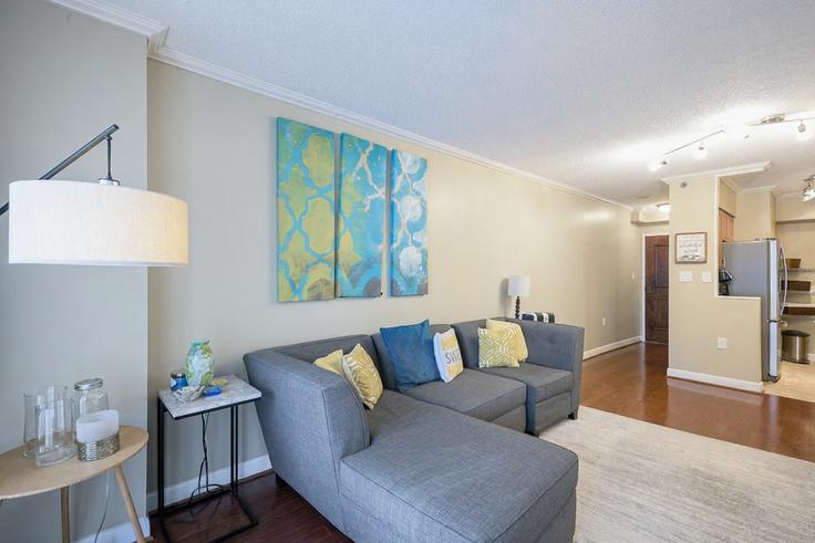 Elegant gestaltetes Wohnzimmer mit moderner Einrichtung in einer Wohnung im Building Maryland 355 - attache-corporate-housing - 1694447 in Bethesda, Bethesda Elegant gestaltetes Wohnzimmer mit moderner Einrichtung in einer Wohnung im Building Maryland 355 - attache-corporate-housing - 1694447 in Bethesda, Bethesda