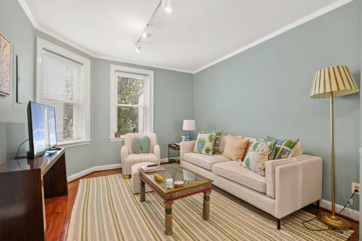 Washington WashingtonのBuilding Wisconsin Avenue Northwest - attache-corporate-housing - 1601862のアパートメントにある、モダンな家具を備えたエレガントなデザインのリビングルーム