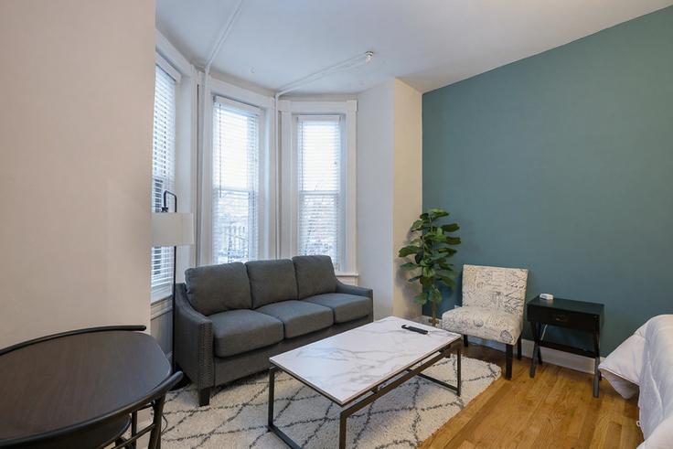 Salle de séjour élégante avec mobilier moderne dans un appartement à Building 15th Street Northwest - attache-corporate-housing - 1696383 à Washington, Washington