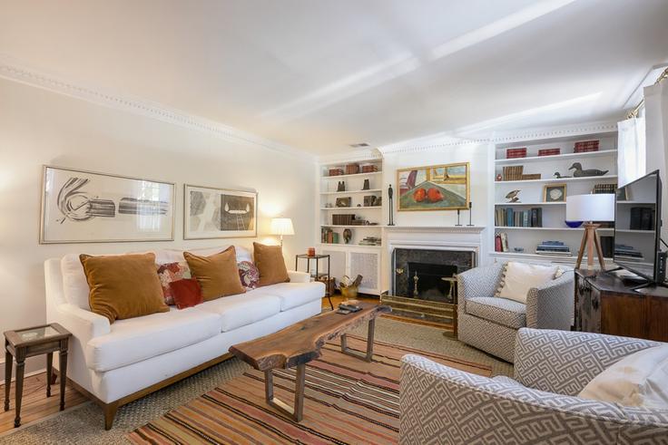 Sala de estar elegantemente projetada com móveis modernos em um apartamento no Building 34th Street Northwest - attache-corporate-housing - 1587691 em Washington, Washington