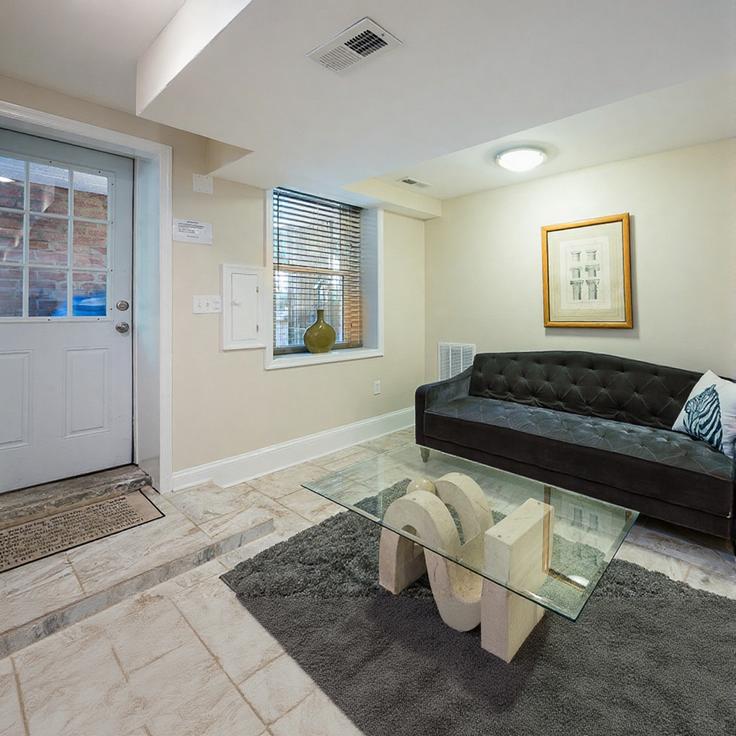 Elegant gestaltetes Wohnzimmer mit moderner Einrichtung in einer Wohnung im Building 5th Street Northeast - attache-corporate-housing - 1610317 in Washington, Washington Elegant gestaltetes Wohnzimmer mit moderner Einrichtung in einer Wohnung im Building 5th Street Northeast - attache-corporate-housing - 1610317 in Washington, Washington