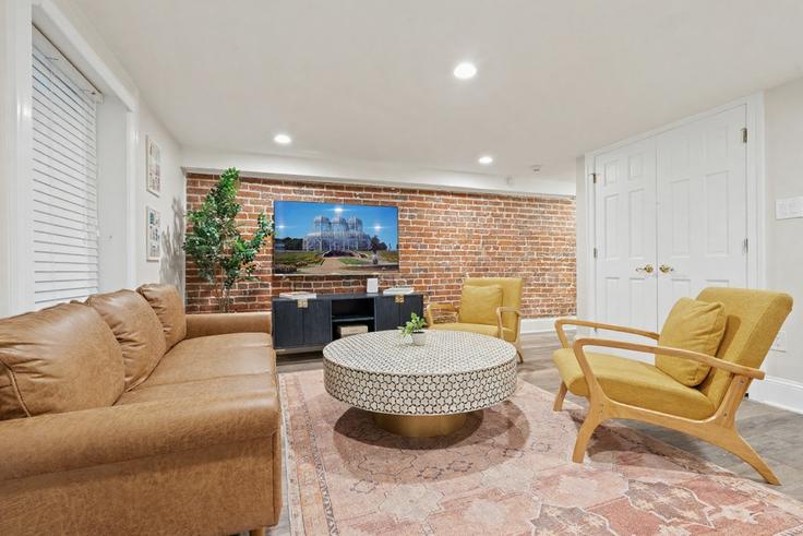 Sala de estar elegantemente projetada com móveis modernos em um apartamento no Building O Street Northwest - attache-corporate-housing - 1694623 em Washington, Washington Sala de estar elegantemente projetada com móveis modernos em um apartamento no Building O Street Northwest - attache-corporate-housing - 1694623 em Washington, Washington