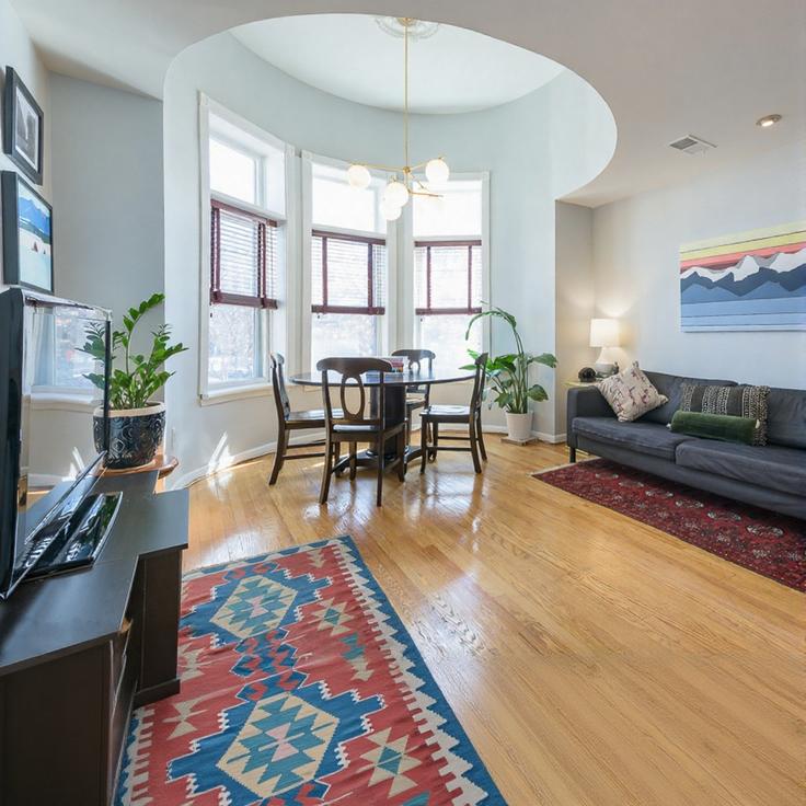 Sala de estar elegantemente projetada com móveis modernos em um apartamento no Building Vermont Avenue Northwest - attache-corporate-housing - 1611057 em Washington, Washington