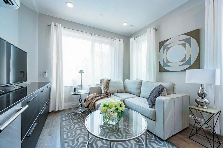Elegante sala de estar con mobiliario moderno en un apartamento en Building R Street Northwest - attache-corporate-housing - 1631898 en Washington, Washington Elegante sala de estar con mobiliario moderno en un apartamento en Building R Street Northwest - attache-corporate-housing - 1631898 en Washington, Washington