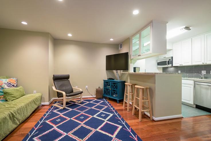 Washington, Washington에 위치한 Building New Hampshire Avenue Northwest - attache-corporate-housing - 1601870 유닛의 세련된 인테리어가 돋보이는 거실