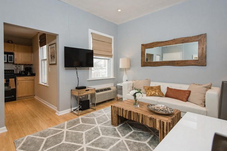 Elegante sala de estar con mobiliario moderno en un apartamento en Building 15th Street Northwest - attache-corporate-housing - 1628280 en Washington, Washington Elegante sala de estar con mobiliario moderno en un apartamento en Building 15th Street Northwest - attache-corporate-housing - 1628280 en Washington, Washington