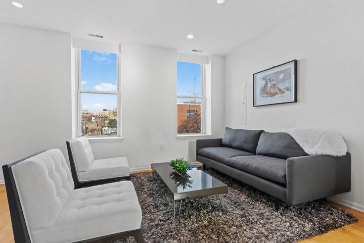 Elegant gestaltetes Wohnzimmer mit moderner Einrichtung in einer Wohnung im Building S Street Northwest - attache-corporate-housing - 1696378 in Washington, Washington Elegant gestaltetes Wohnzimmer mit moderner Einrichtung in einer Wohnung im Building S Street Northwest - attache-corporate-housing - 1696378 in Washington, Washington