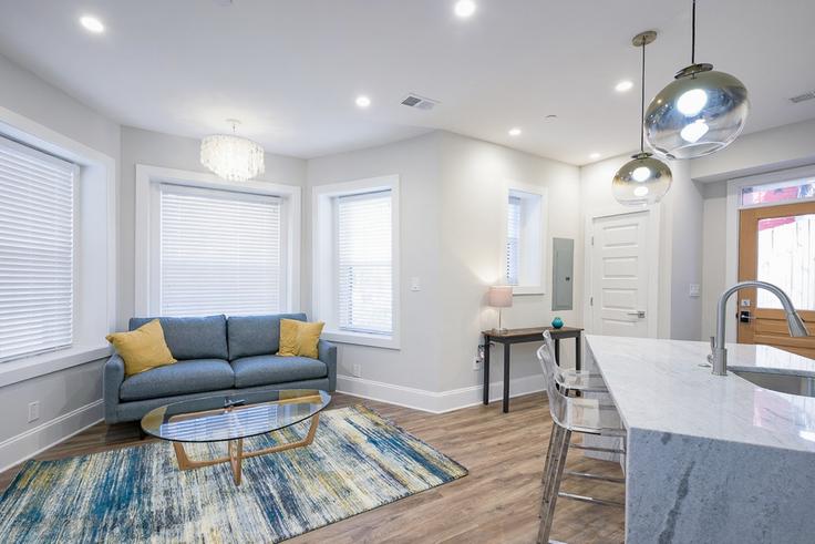 Washington, Washington에 위치한 Building Florida Avenue Northwest - attache-corporate-housing - 1587682 유닛의 세련된 인테리어가 돋보이는 거실 Washington, Washington에 위치한 Building Florida Avenue Northwest - attache-corporate-housing - 1587682 유닛의 세련된 인테리어가 돋보이는 거실