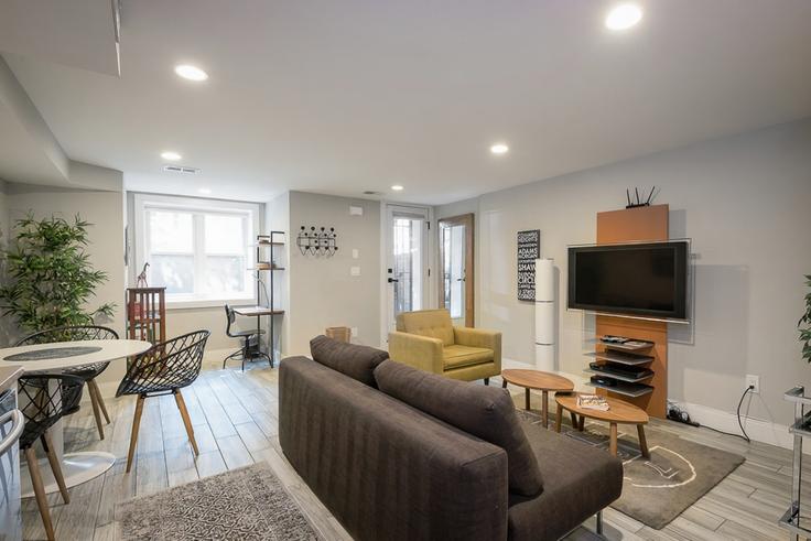 Elegante sala de estar con mobiliario moderno en un apartamento en Building Willard Street Northwest - attache-corporate-housing - 1587681 en Washington, Washington