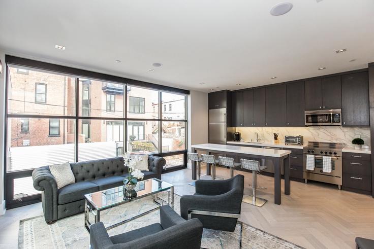 Elegante sala de estar con mobiliario moderno en un apartamento en Building Kingman Place Northwest - attache-corporate-housing - 1587684 en Washington, Washington Elegante sala de estar con mobiliario moderno en un apartamento en Building Kingman Place Northwest - attache-corporate-housing - 1587684 en Washington, Washington
