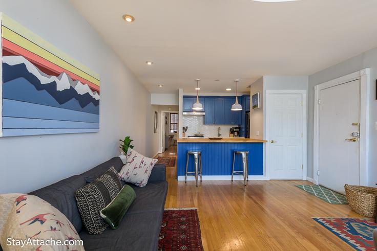 Salle de séjour élégante avec mobilier moderne dans un appartement à Building Vermont Avenue Northwest - attache-corporate-housing - 1611057 à Washington, Washington Salle de séjour élégante avec mobilier moderne dans un appartement à Building Vermont Avenue Northwest - attache-corporate-housing - 1611057 à Washington, Washington