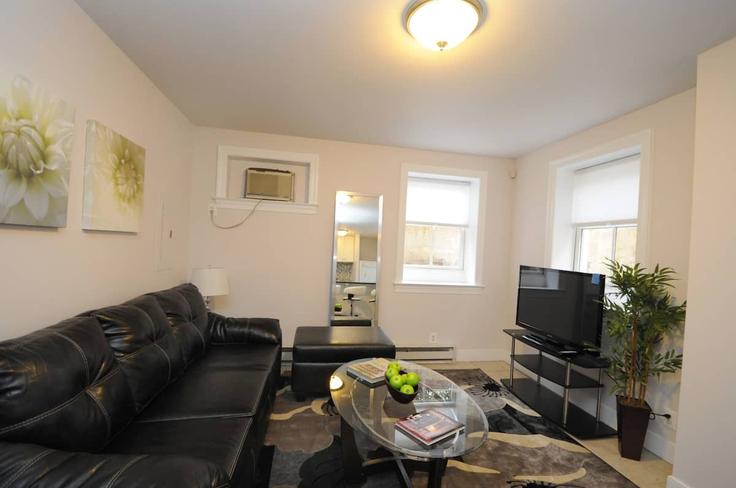Elegante sala de estar con mobiliario moderno en un apartamento en Building East Capitol Street Northeast - attache-corporate-housing - 1610323 en Washington, Washington Elegante sala de estar con mobiliario moderno en un apartamento en Building East Capitol Street Northeast - attache-corporate-housing - 1610323 en Washington, Washington