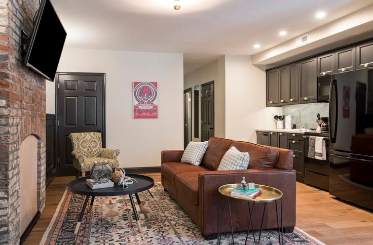 Elegant gestaltetes Wohnzimmer mit moderner Einrichtung in einer Wohnung im Building 9th Street Northwest - attache-corporate-housing - 1610324 in Washington, Washington