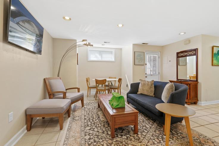 Salle de séjour élégante avec mobilier moderne dans un appartement à Building 8th Street Northeast - attache-corporate-housing - 1694499 à Washington, Washington