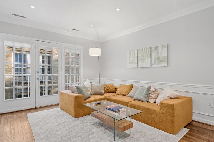 Elegant gestaltetes Wohnzimmer mit moderner Einrichtung in einer Wohnung im Building C Street Northeast - attache-corporate-housing - 1587662 in Washington, Washington Elegant gestaltetes Wohnzimmer mit moderner Einrichtung in einer Wohnung im Building C Street Northeast - attache-corporate-housing - 1587662 in Washington, Washington