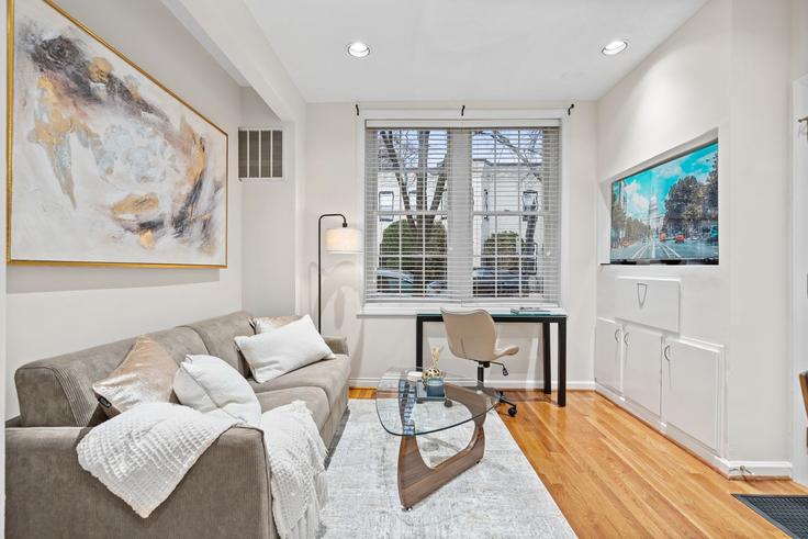 Salle de séjour élégante avec mobilier moderne dans un appartement à Building Olive Street Northwest - attache-corporate-housing - 1696388 à Washington, Washington