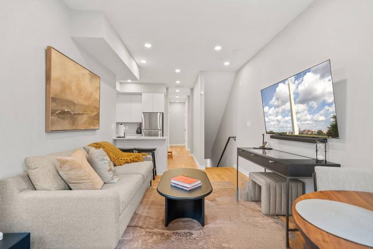 Elegant gestaltetes Wohnzimmer mit moderner Einrichtung in einer Wohnung im Building 5th Street Southeast - attache-corporate-housing - 1587655 in Washington, Washington