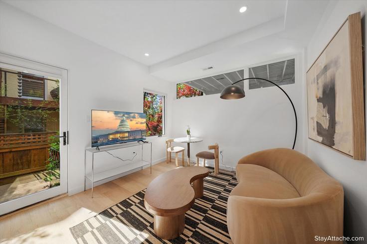 Washington, Washington에 위치한 Building 29th Place Northwest - attache-corporate-housing - 1610325 유닛의 세련된 인테리어가 돋보이는 거실 Washington, Washington에 위치한 Building 29th Place Northwest - attache-corporate-housing - 1610325 유닛의 세련된 인테리어가 돋보이는 거실