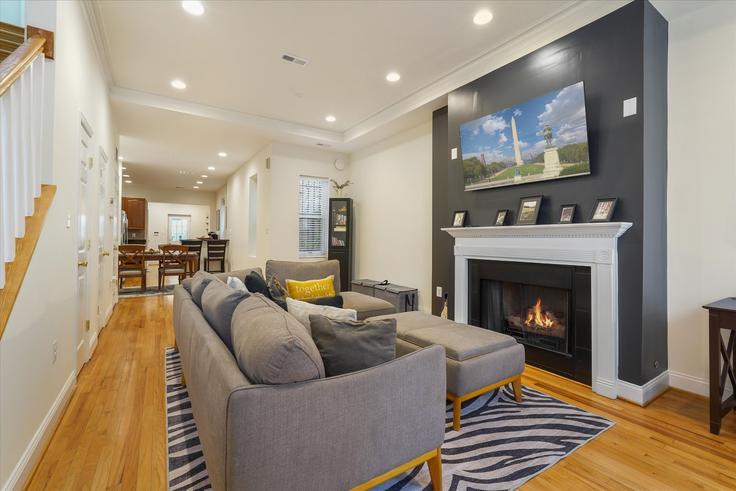 Sala de estar elegantemente projetada com móveis modernos em um apartamento no Building 8th Street Northeast - attache-corporate-housing - 1587689 em Washington, Washington