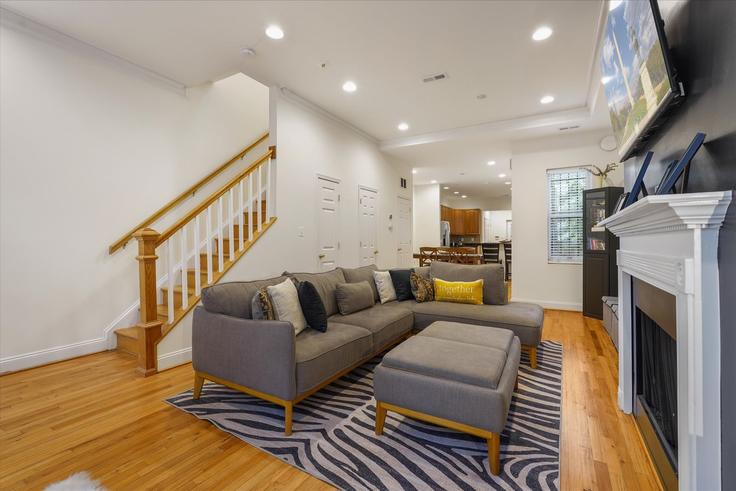 Sala de estar elegantemente projetada com móveis modernos em um apartamento no Building 8th Street Northeast - attache-corporate-housing - 1587689 em Washington, Washington Sala de estar elegantemente projetada com móveis modernos em um apartamento no Building 8th Street Northeast - attache-corporate-housing - 1587689 em Washington, Washington