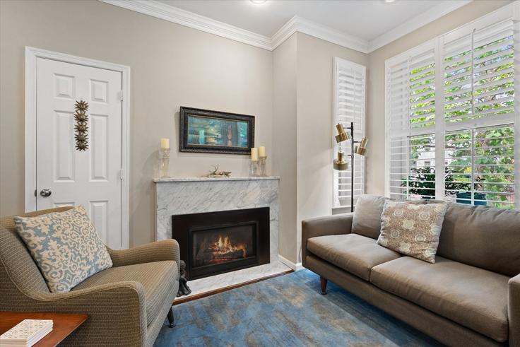 Building 15th Street Southeast - attache-corporate-housing - 1587653 adresindeki bir dairede modern mobilyalarla zarif bir şekilde tasarlanmış oturma odası Washington, Washington