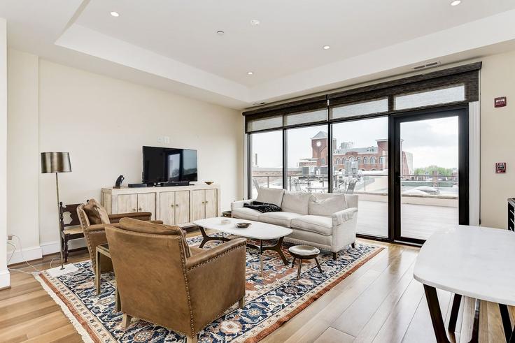 Salle de séjour élégante avec mobilier moderne dans un appartement à Building Connecticut Avenue Northwest - attache-corporate-housing - 1587667 à Washington, Washington Salle de séjour élégante avec mobilier moderne dans un appartement à Building Connecticut Avenue Northwest - attache-corporate-housing - 1587667 à Washington, Washington