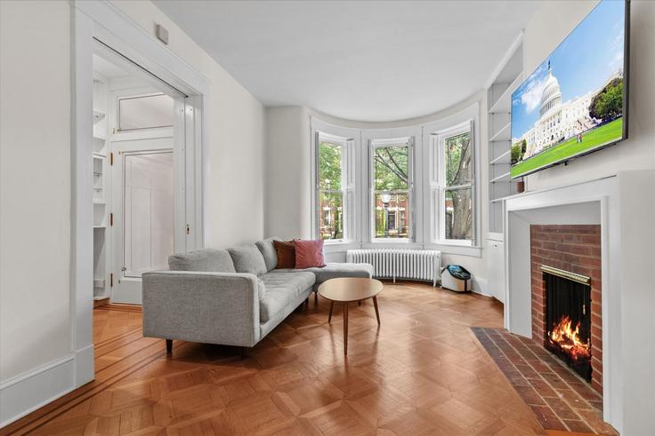 Washington, Washington에 위치한 Building Park Road Northwest - attache-corporate-housing - 1587680 유닛의 세련된 인테리어가 돋보이는 거실 Washington, Washington에 위치한 Building Park Road Northwest - attache-corporate-housing - 1587680 유닛의 세련된 인테리어가 돋보이는 거실