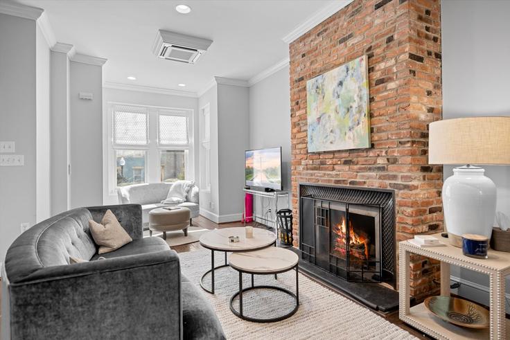Sala de estar elegantemente projetada com móveis modernos em um apartamento no Building Corcoran Street Northwest - attache-corporate-housing - 1587674 em Washington, Washington Sala de estar elegantemente projetada com móveis modernos em um apartamento no Building Corcoran Street Northwest - attache-corporate-housing - 1587674 em Washington, Washington