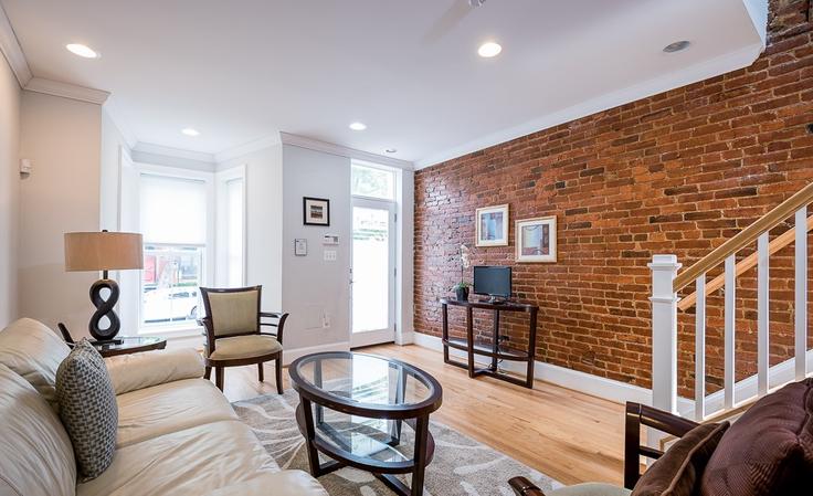 Elegant gestaltetes Wohnzimmer mit moderner Einrichtung in einer Wohnung im Building E Street NE - attache-corporate-housing - 1587659 in Washington, Washington