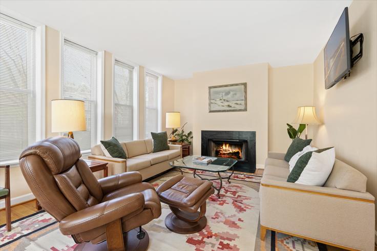 Washington WashingtonのBuilding 8th Street Northeast - attache-corporate-housing - 1587657のアパートメントにある、モダンな家具を備えたエレガントなデザインのリビングルーム