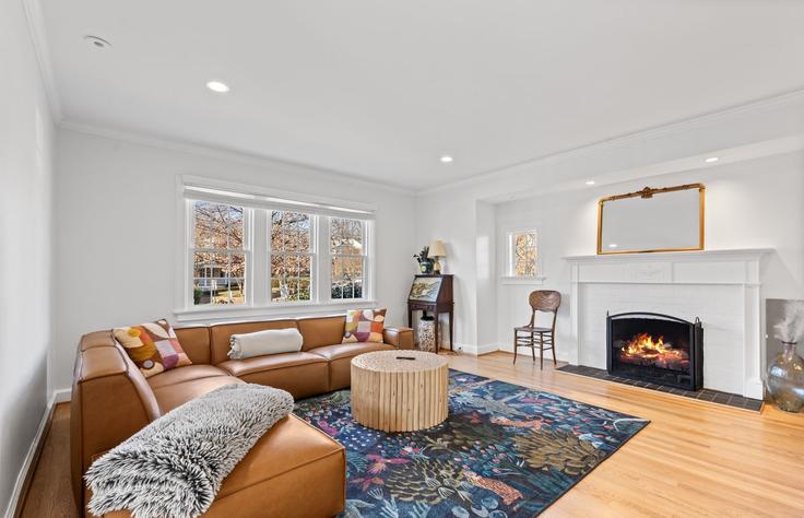 Building Greenwich Parkway Northwest - attache-corporate-housing - 1587649 adresindeki bir dairede modern mobilyalarla zarif bir şekilde tasarlanmış oturma odası Washington, Washington