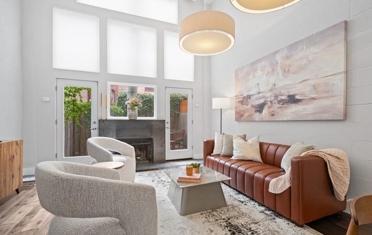 Elegant gestaltetes Wohnzimmer mit moderner Einrichtung in einer Wohnung im Building Rhode Island Avenue Northwest - attache-corporate-housing - 1587678 in Washington, Washington Elegant gestaltetes Wohnzimmer mit moderner Einrichtung in einer Wohnung im Building Rhode Island Avenue Northwest - attache-corporate-housing - 1587678 in Washington, Washington