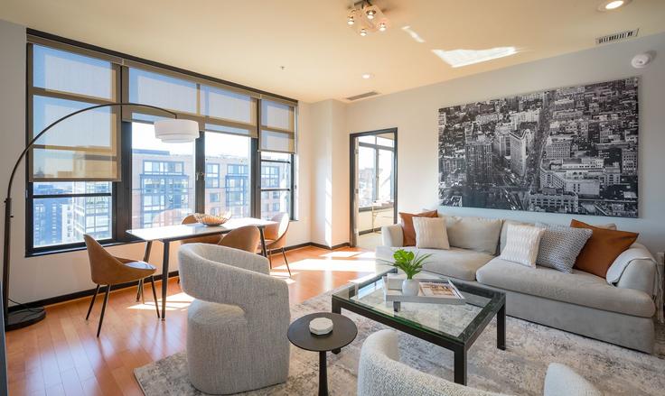 Elegant gestaltetes Wohnzimmer mit moderner Einrichtung in einer Wohnung im Building New York Avenue Northwest - attache-corporate-housing - 1587677 in Washington, Washington